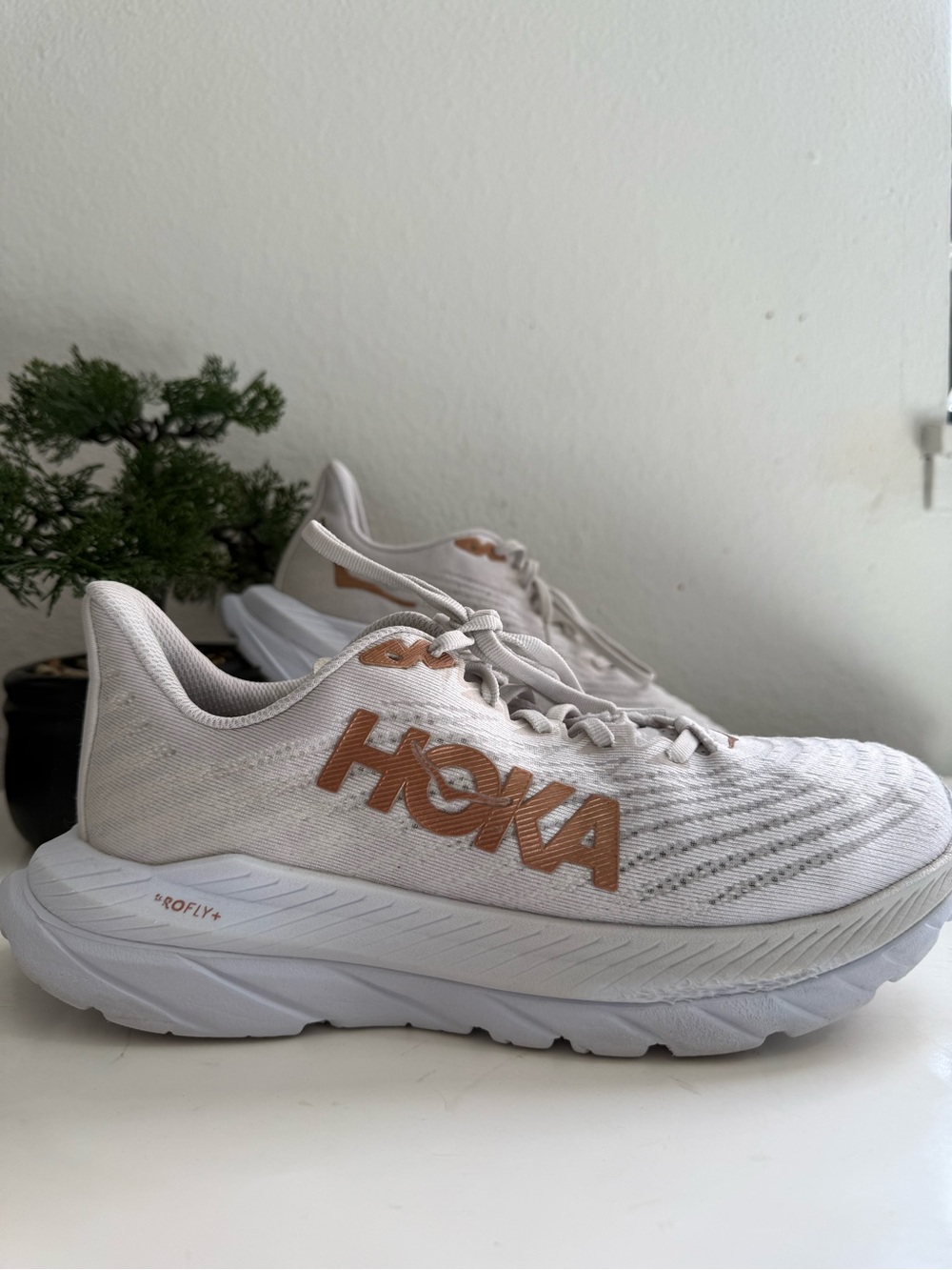 Hoka Mach 6 Women size 8 White Running Shoes with Tan Logo